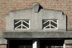 Detail ingangspartij, boven de voordeuren.
<br/>
Gert-Jan Lobbes, 2017